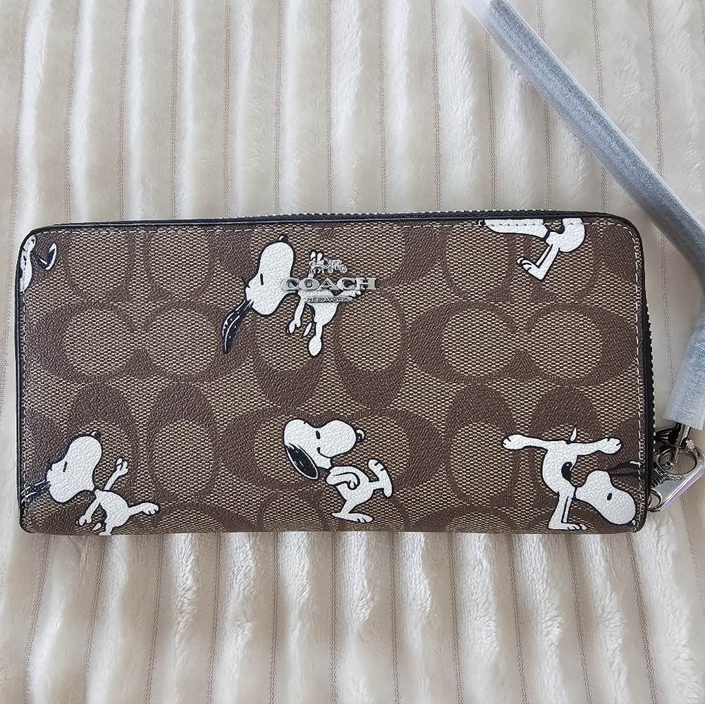 COACH X PEANUTS SNOOPY ZIP AROUND WALLET
